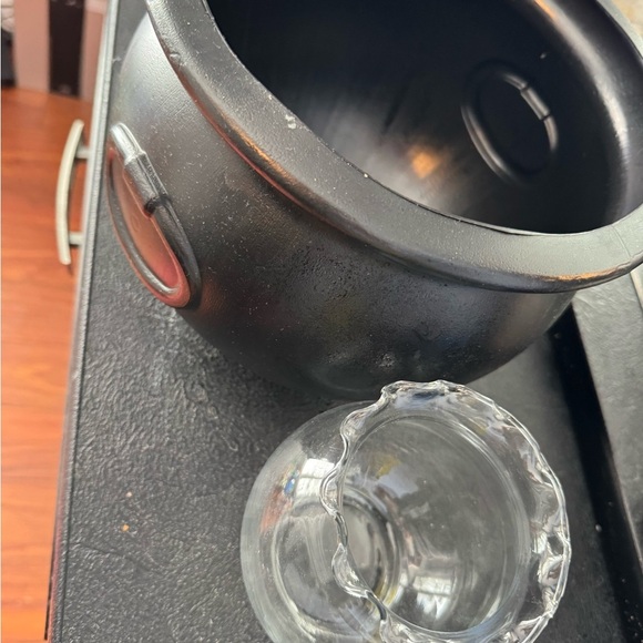 Set of 2 bowls, one black deep plastic one glass round with accented edges. - Picture 3 of 8